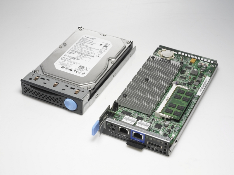 Comparison of a Dedibox SC and a 3.5 inch Hard Disk